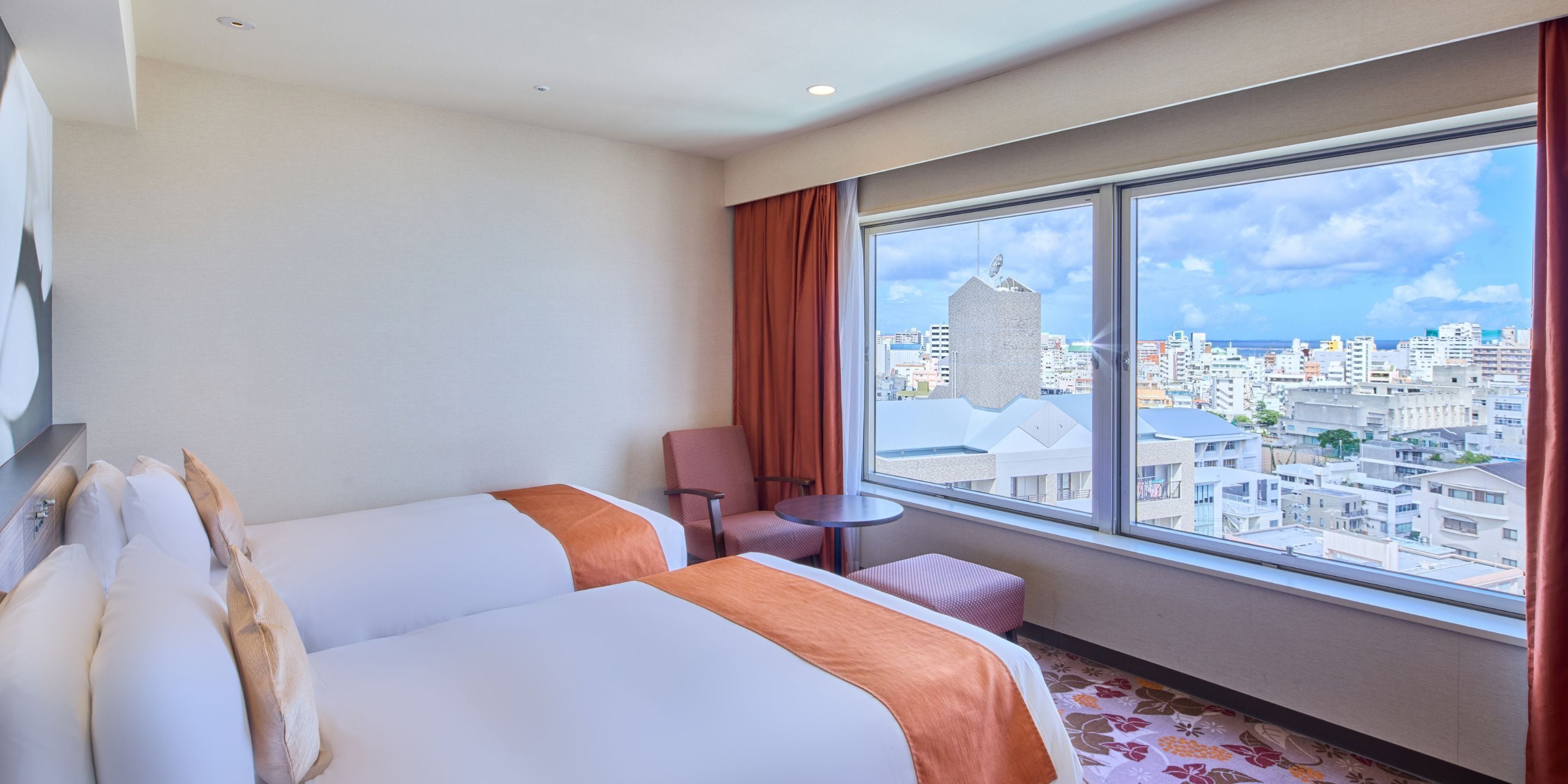 Habitación superior con 2 camas individuales (NaHaNa Superior,child over13 y/o only) | Edredón, caja de seguridad en la habitación y decoración personalizada 