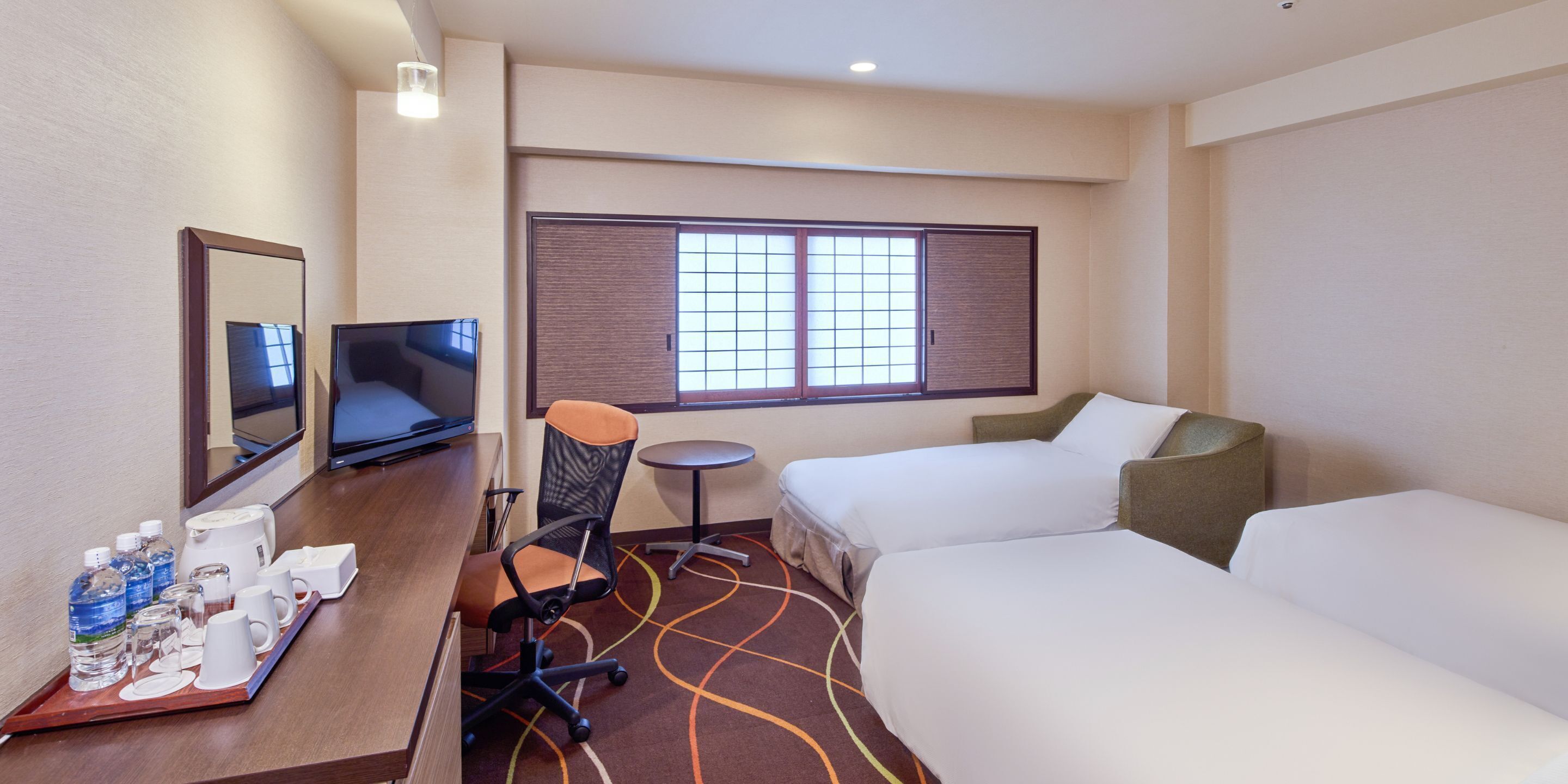 Edredón, caja de seguridad en la habitación y decoración personalizada 