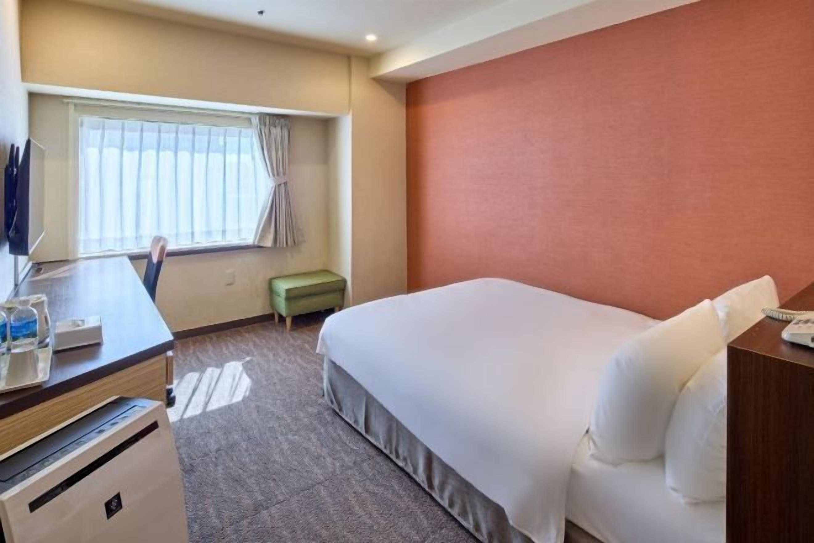 Edredón, caja de seguridad en la habitación y decoración personalizada 