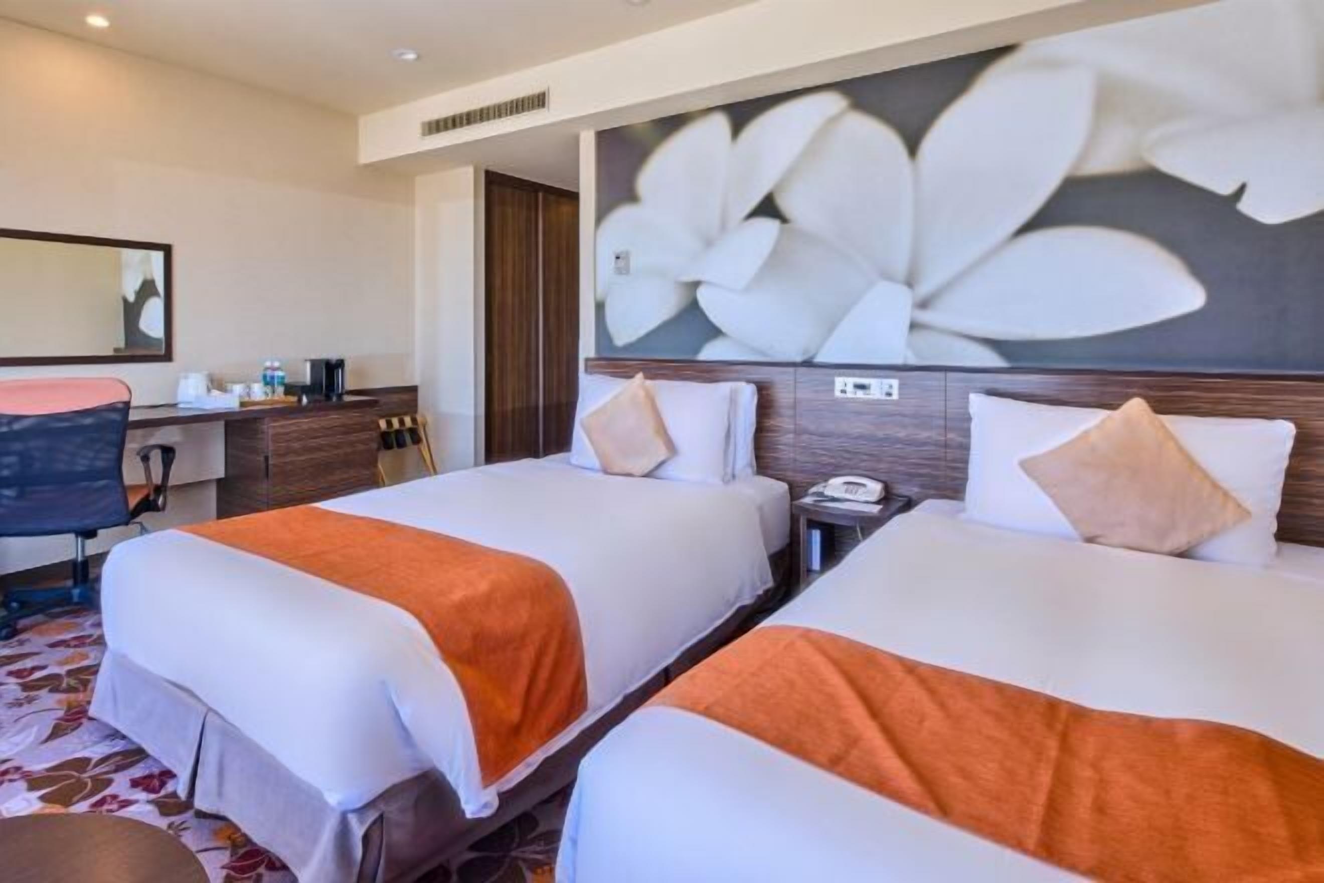 Edredón, caja de seguridad en la habitación y decoración personalizada 