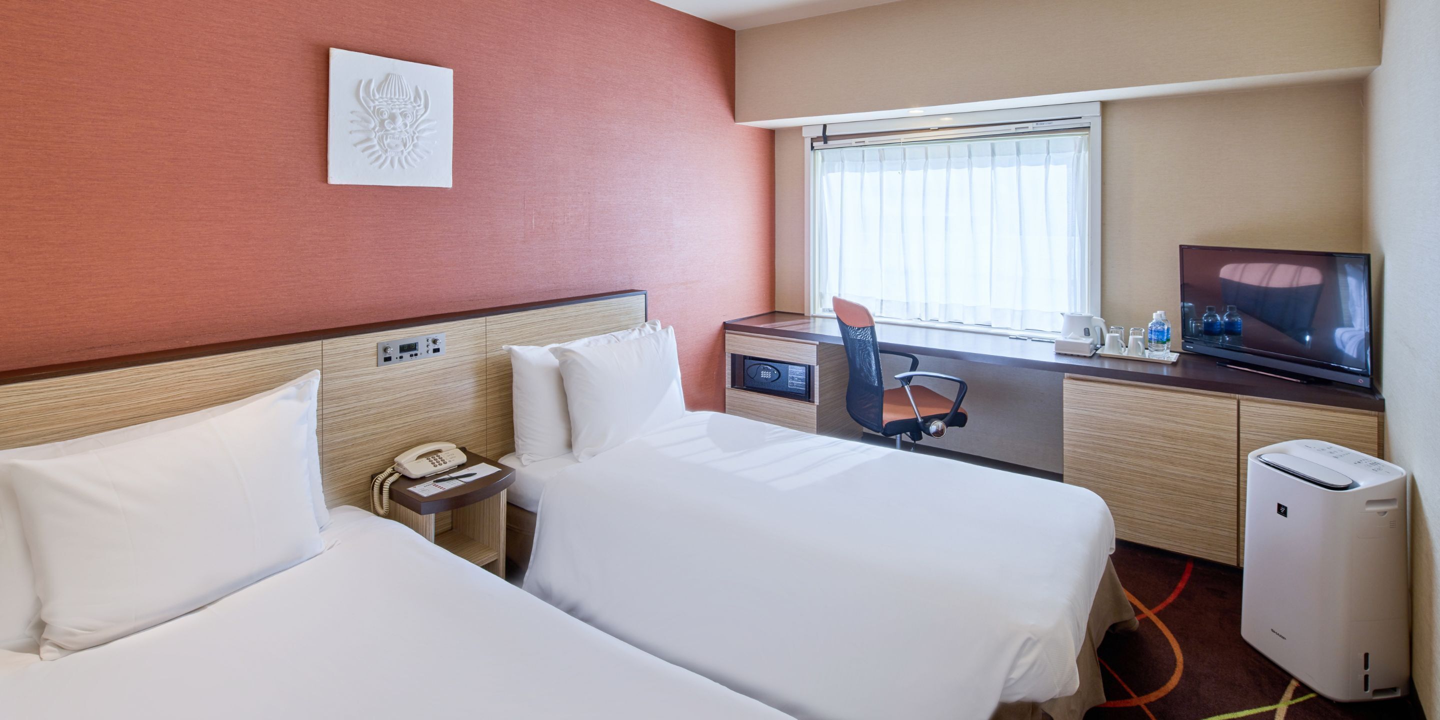 Edredón, caja de seguridad en la habitación y decoración personalizada 