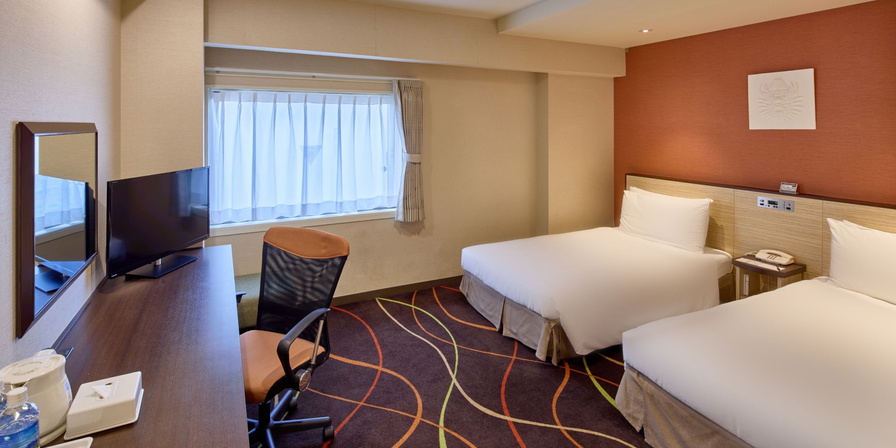 Edredón, caja de seguridad en la habitación y decoración personalizada 