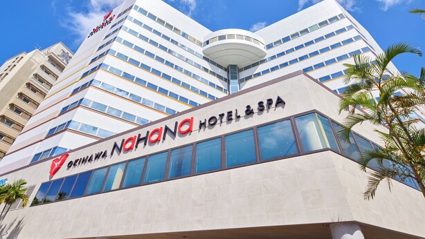 Een modern hotelgebouw met een opvallend bord waarop staat: ORINAWA NATHANA HOTEL & SPA.
