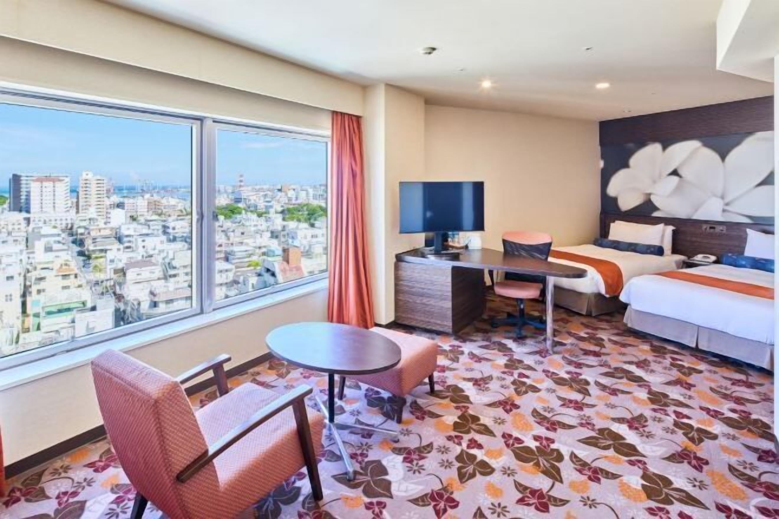 Edredón, caja de seguridad en la habitación y decoración personalizada 