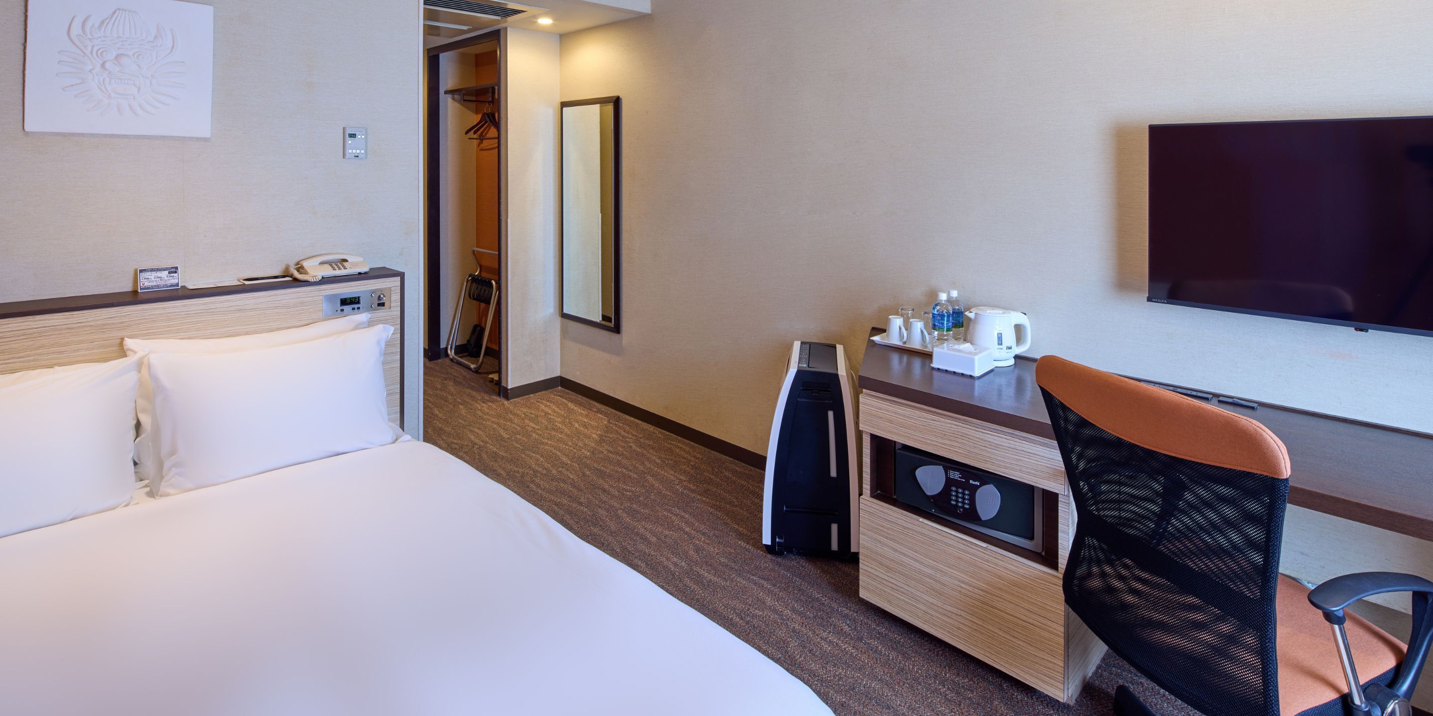 Habitación doble | Edredón, caja de seguridad en la habitación y decoración personalizada 