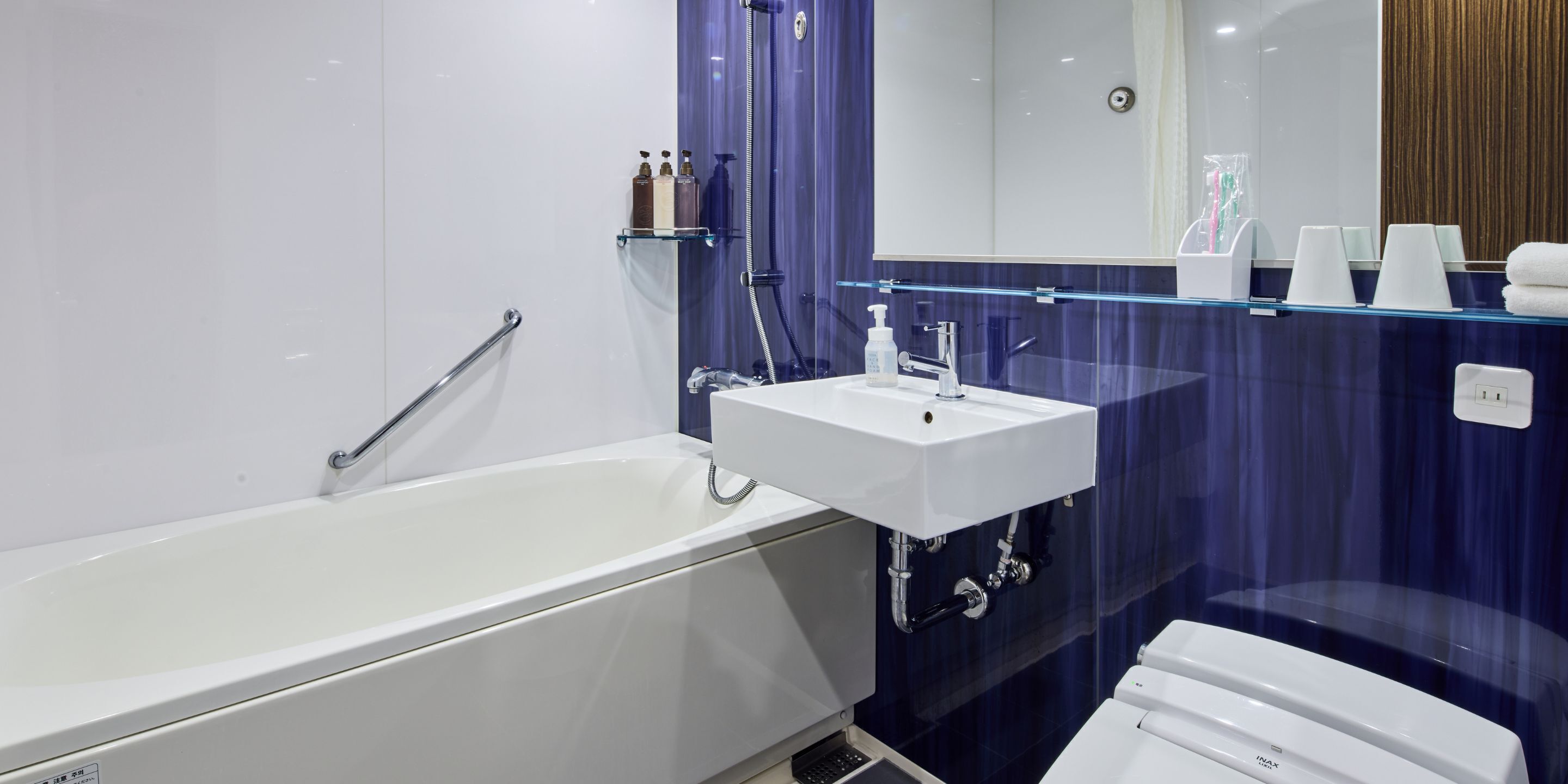 NaHaNa Deluxe Plus Twin Room, Non Smoking (Not available for primary school students and younger) | Bathroom | Combined shower/bathtub, free toiletries, hair dryer, slippers