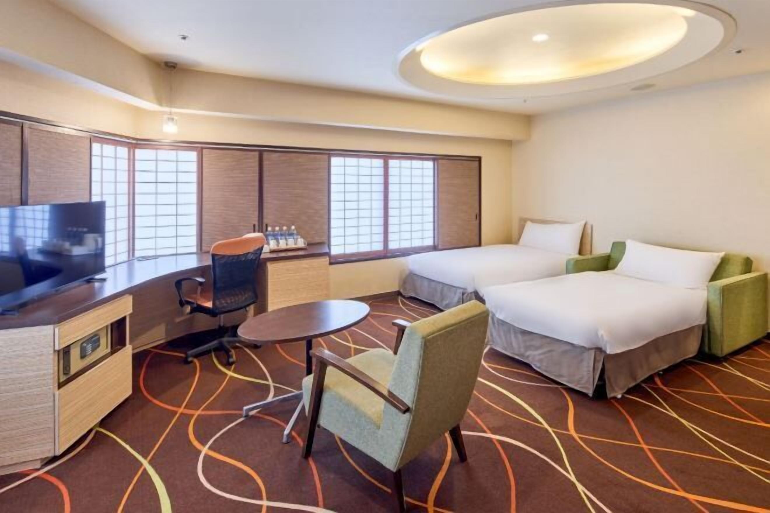 Edredón, caja de seguridad en la habitación y decoración personalizada 