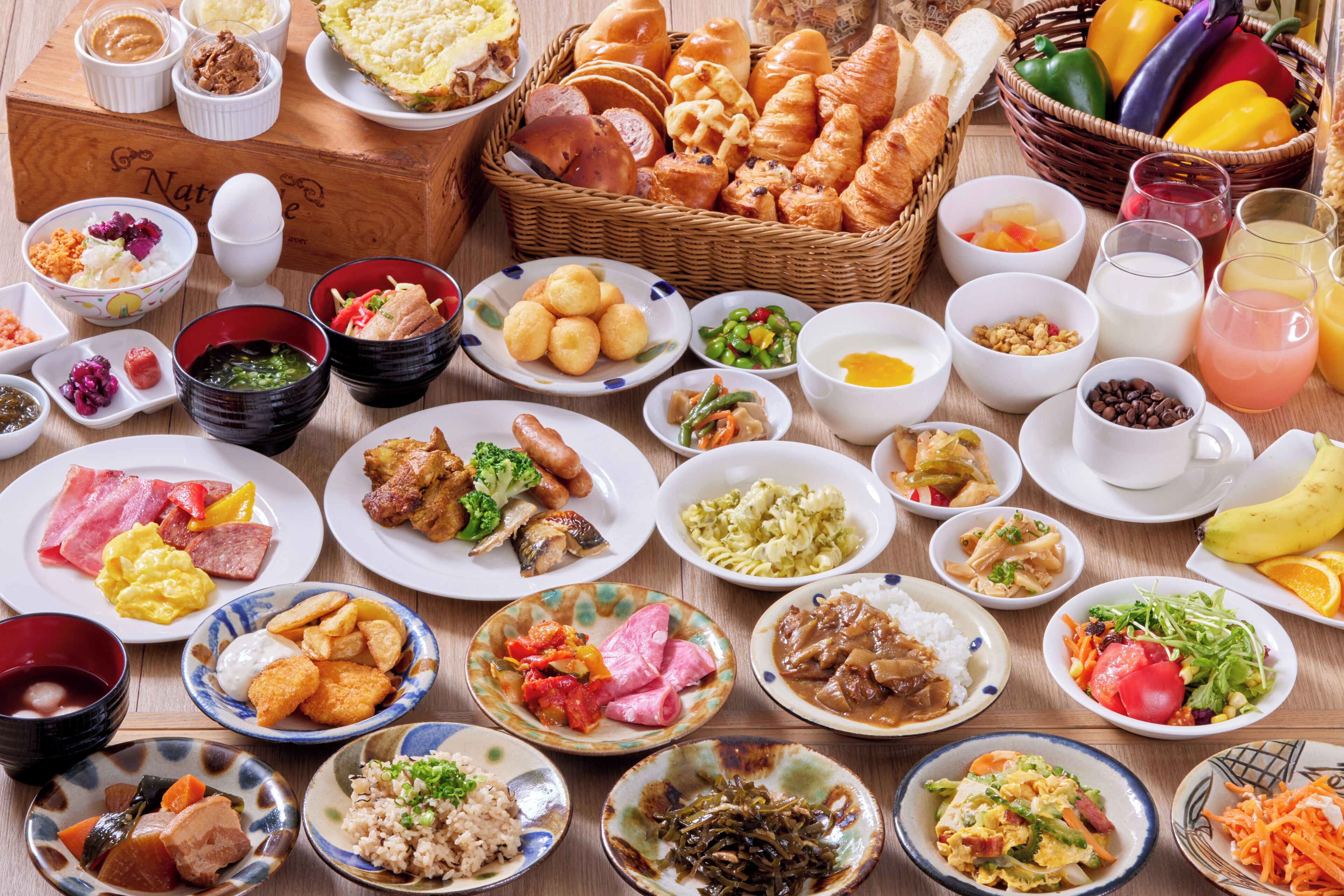 Diverse gerechten en etenswaren op een tafel, waaronder brood, salades en andere gerechten.