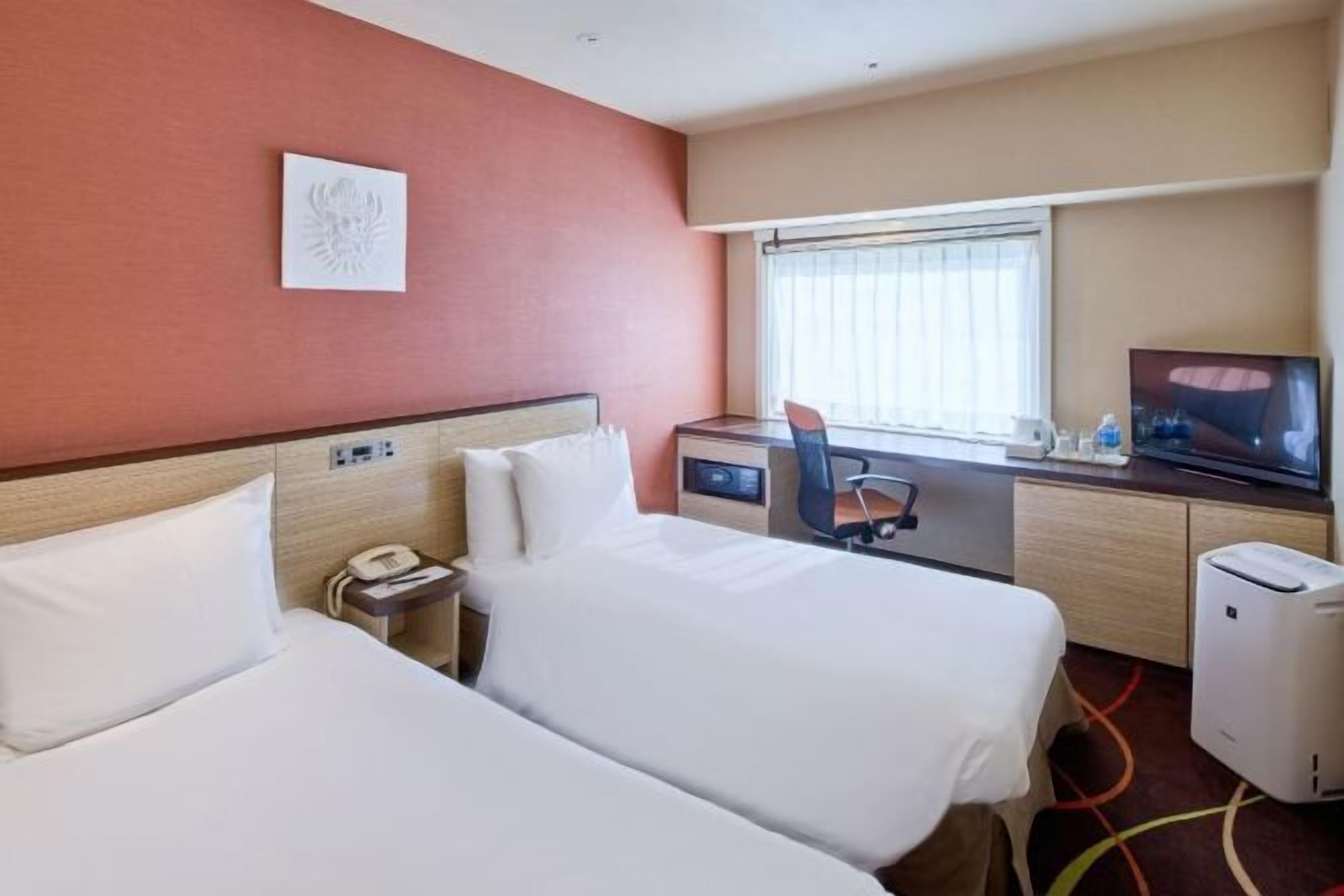 Edredón, caja de seguridad en la habitación y decoración personalizada 