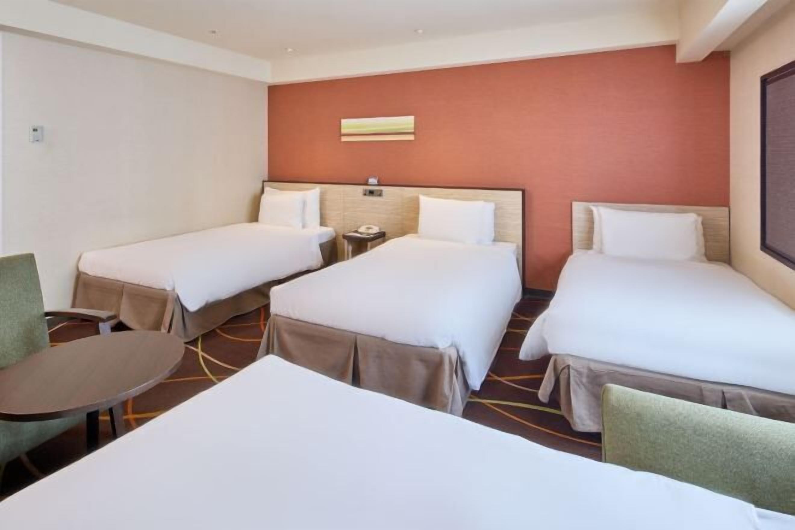 Edredón, caja de seguridad en la habitación y decoración personalizada 