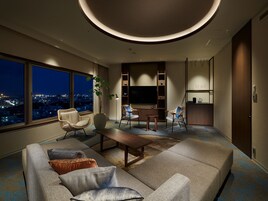 小型套房 (Child 13 y/o above only) | 起居区 | 32-英寸液晶电视 （配备数码频道）、电视