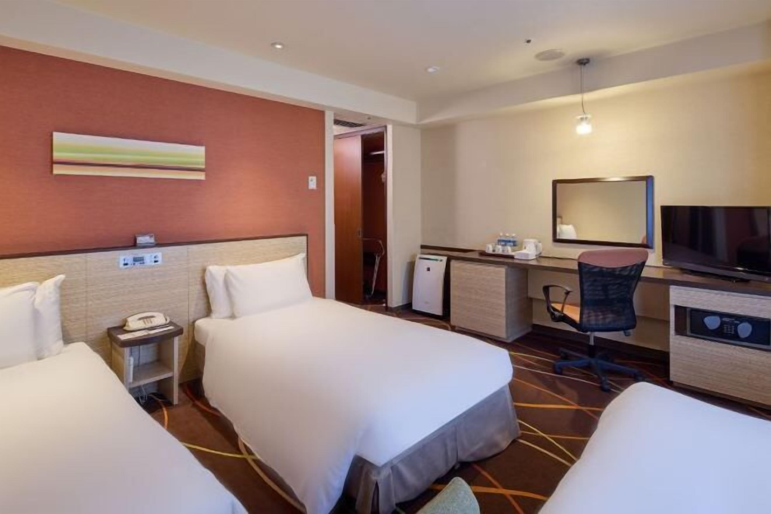 Edredón, caja de seguridad en la habitación y decoración personalizada 