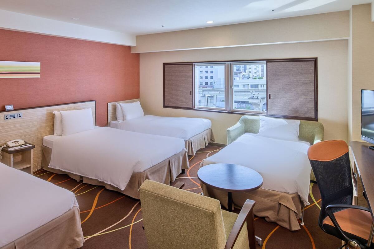 Down comforters, in-room safe, desk, blackout drapes