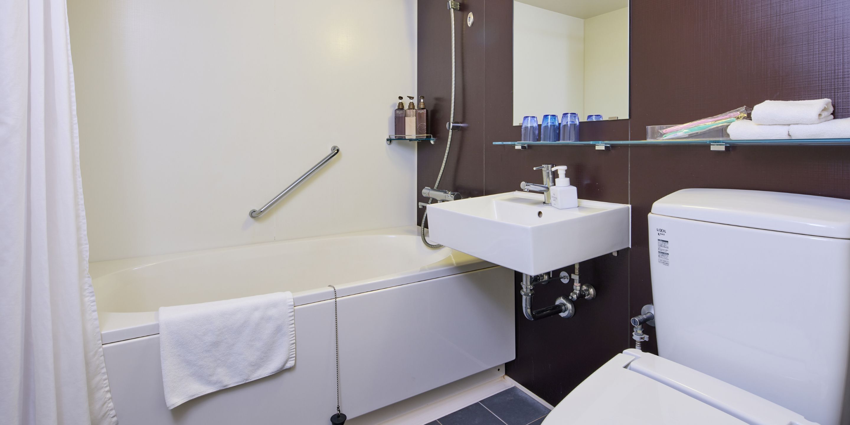 Une salle de bain moderne avec une baignoire, un lavabo et des toilettes.