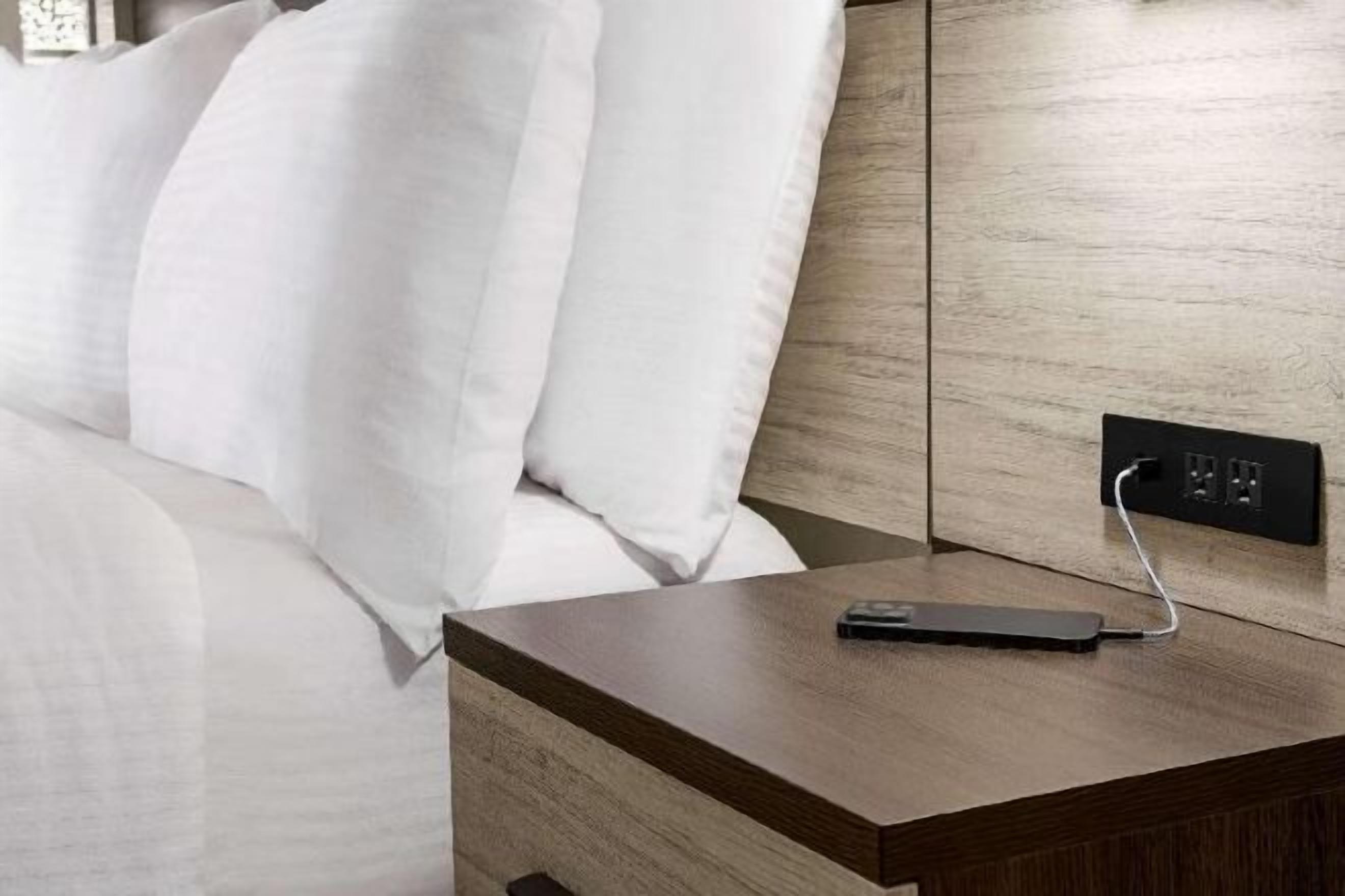 Premium bedding, desk, iron/ironing board, free cots/infant beds