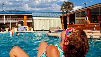 Piscine extérieure (ouverte en saison), parasols de plage