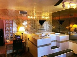 Escritorio, cortinas blackout y tabla de planchar con plancha 