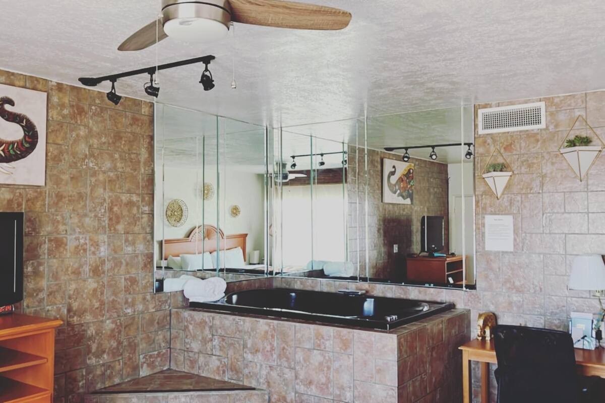 suite, 1 king bed, non smoking | private spa tub