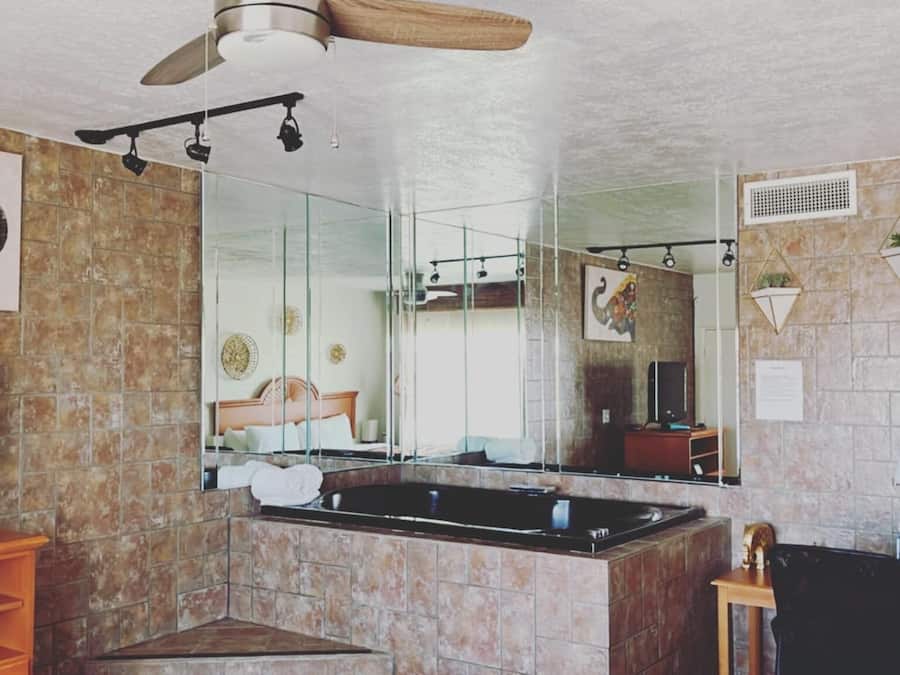 Suite, 1 King Bed, Non Smoking | Private spa tub