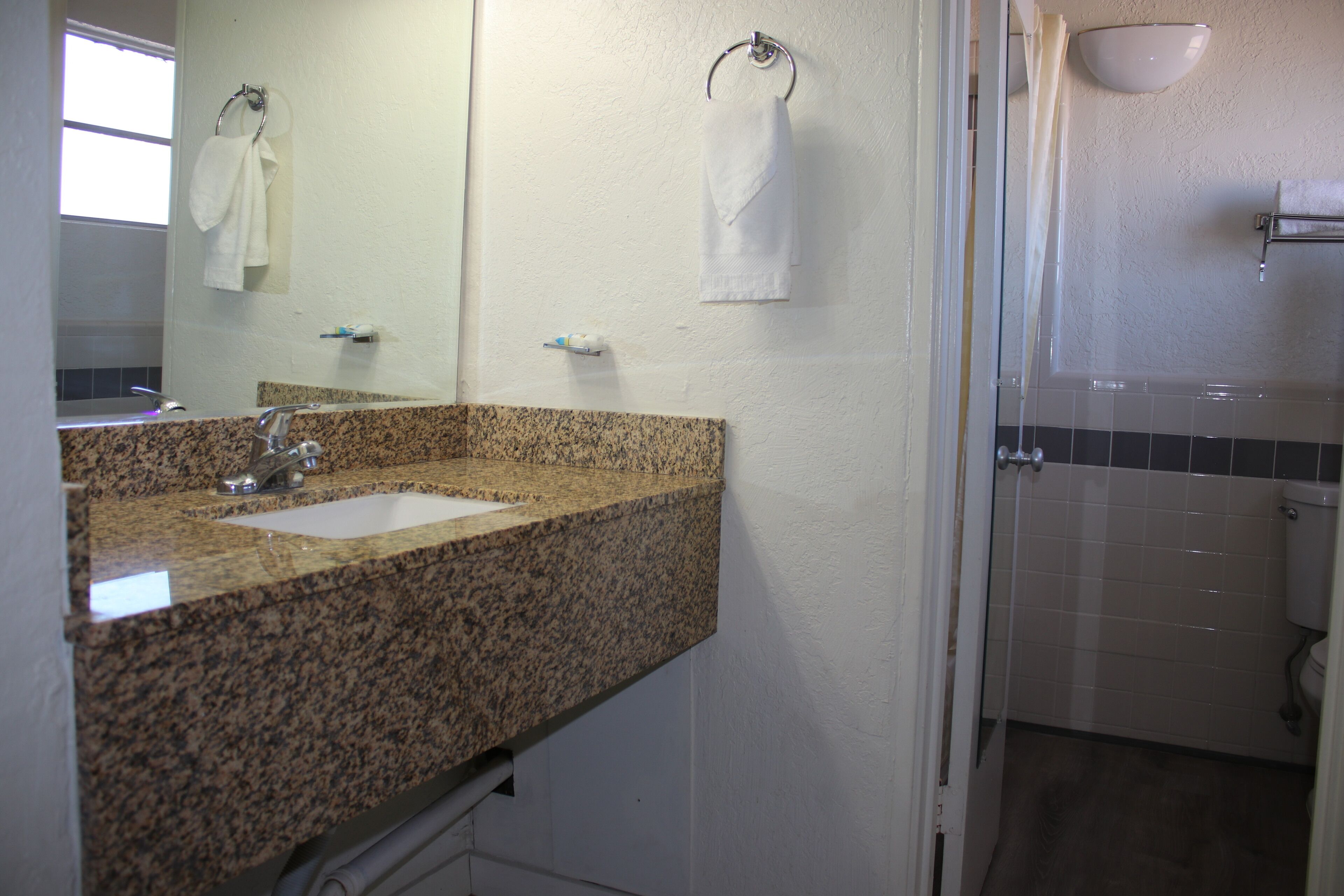 rainfall showerhead, free toiletries, hair dryer, towels