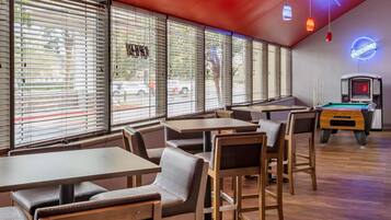 Breakfast and dinner served