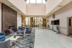 Lobby - Clarion Hotel (Fayetteville)