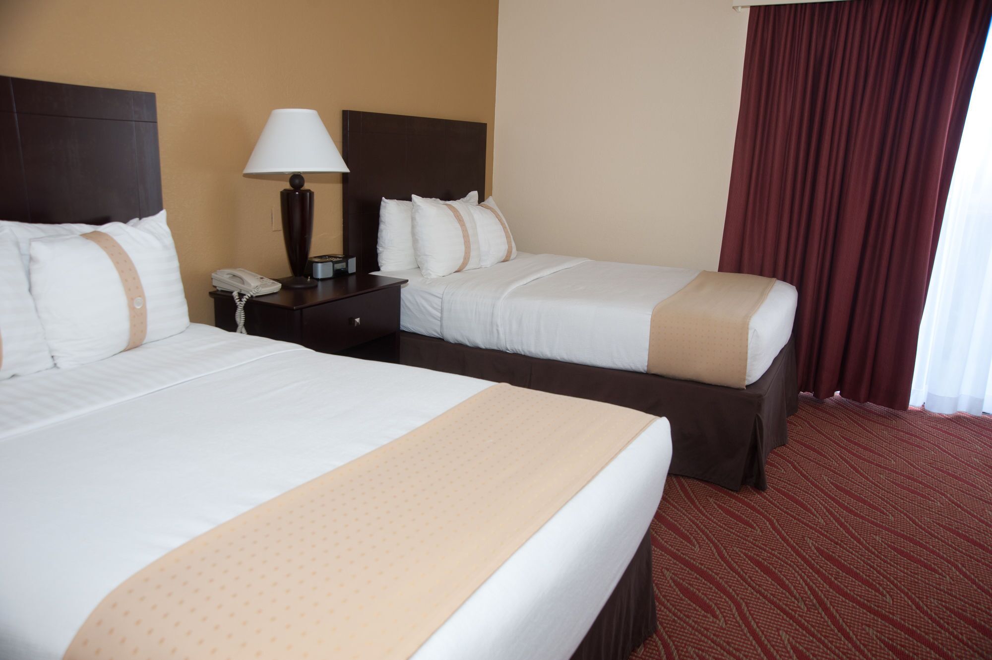 Caja de seguridad en la habitación y escritorio 