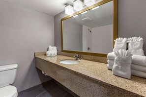 Kombination af bruser/badekar, gratis toiletartikler, hårtørrer