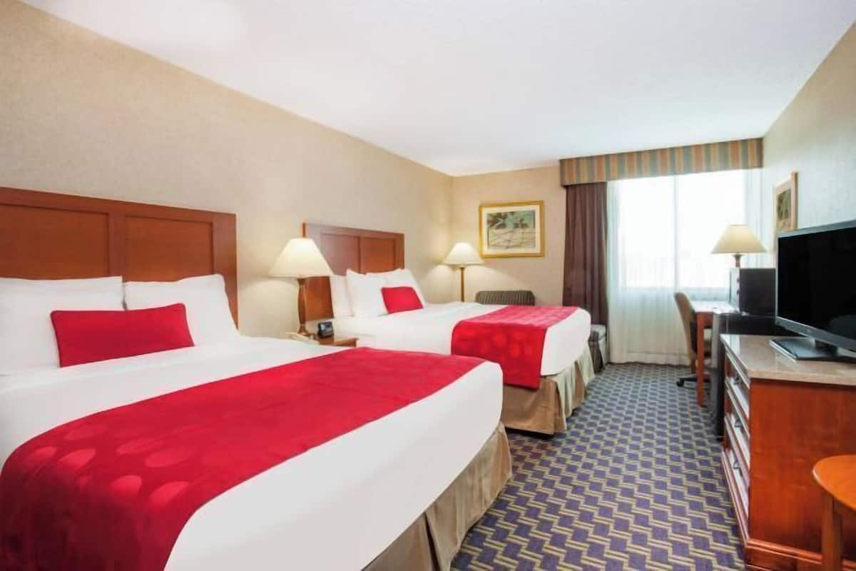 Työpöytä, pimennysverhot, silitysrauta/-lauta, ilmaiset vauvansängyt