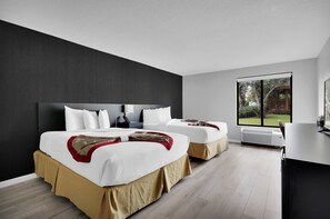 Escritorio, cortinas blackout y tabla de planchar con plancha 