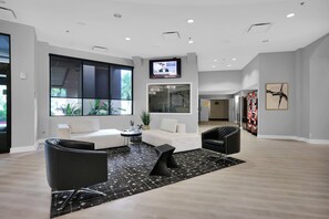 Lobby sitting area - Ramada by Wyndham Jacksonville I-95 by Butler Blvd (Jacksonville)
