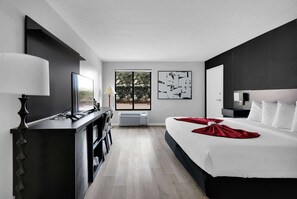 Escritorio, cortinas opacas, tabla de planchar con plancha