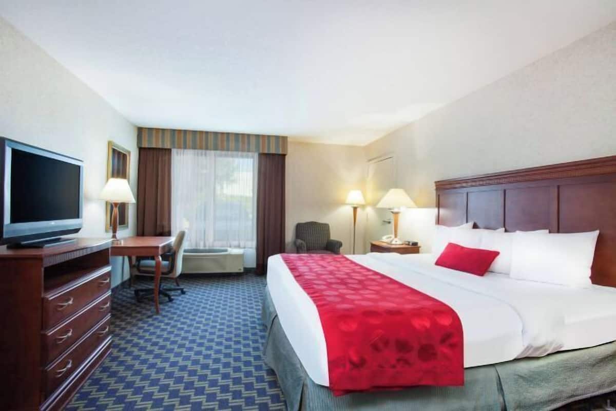 Työpöytä, pimennysverhot, silitysrauta/-lauta, ilmaiset vauvansängyt