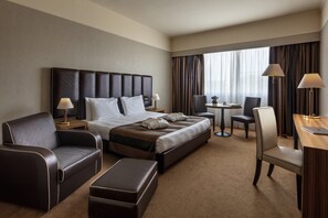 Hypo-allergenic bedding, minibar, desk, laptop workspace