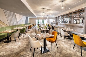 Déjeuner, dîner et souper servis sur place, vue sur la piscine 