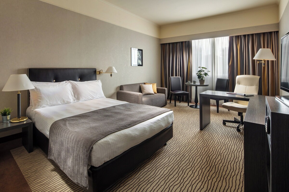 Hypo-allergenic bedding, minibar, desk, laptop workspace
