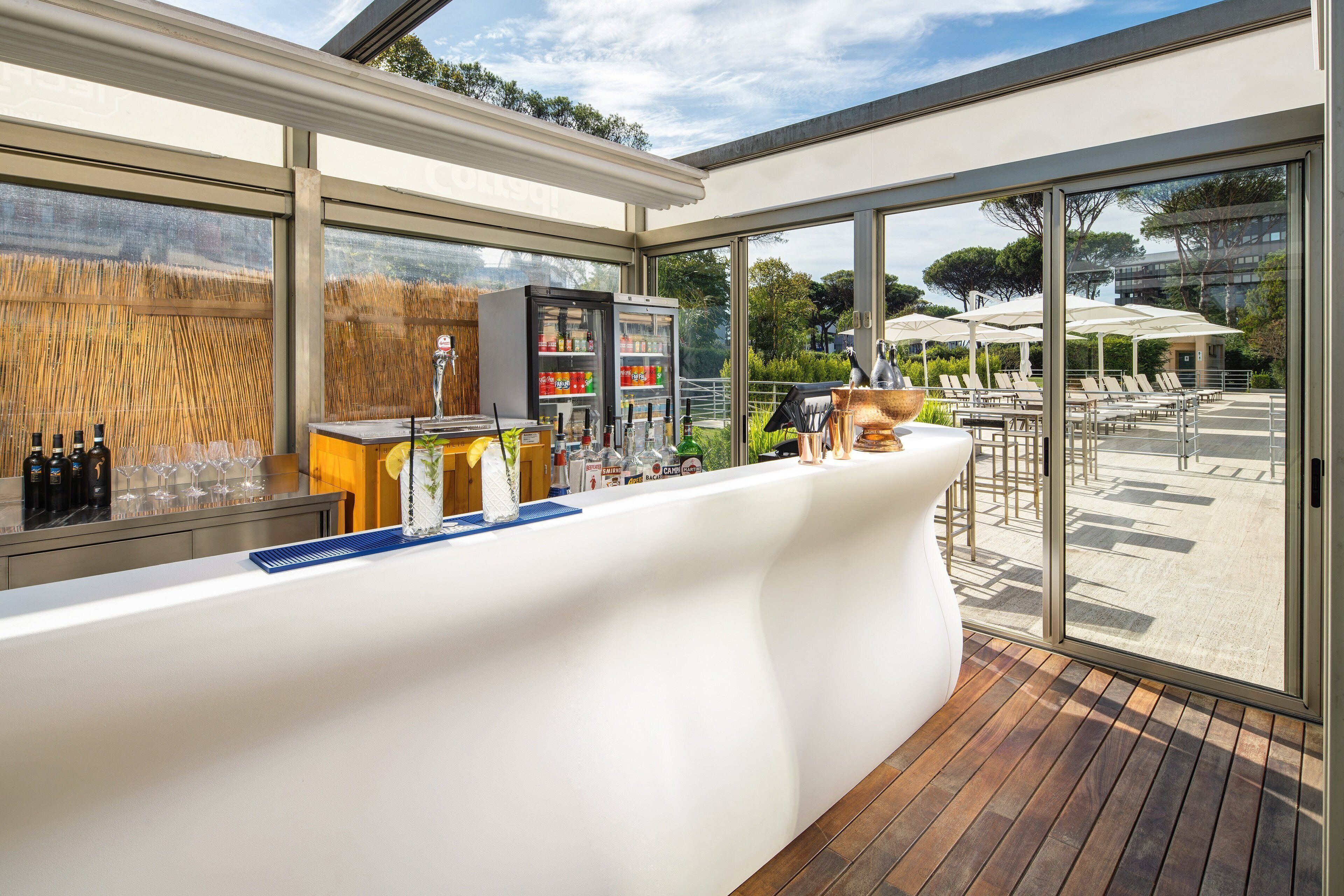 Serves lunch and dinner