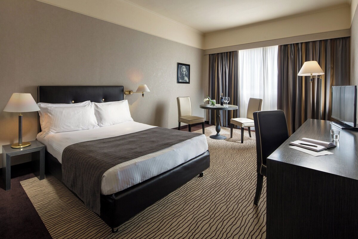 Hypo-allergenic bedding, minibar, desk, laptop workspace