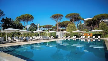 Piscina stagionale all'aperto, ombrelloni da piscina, lettini