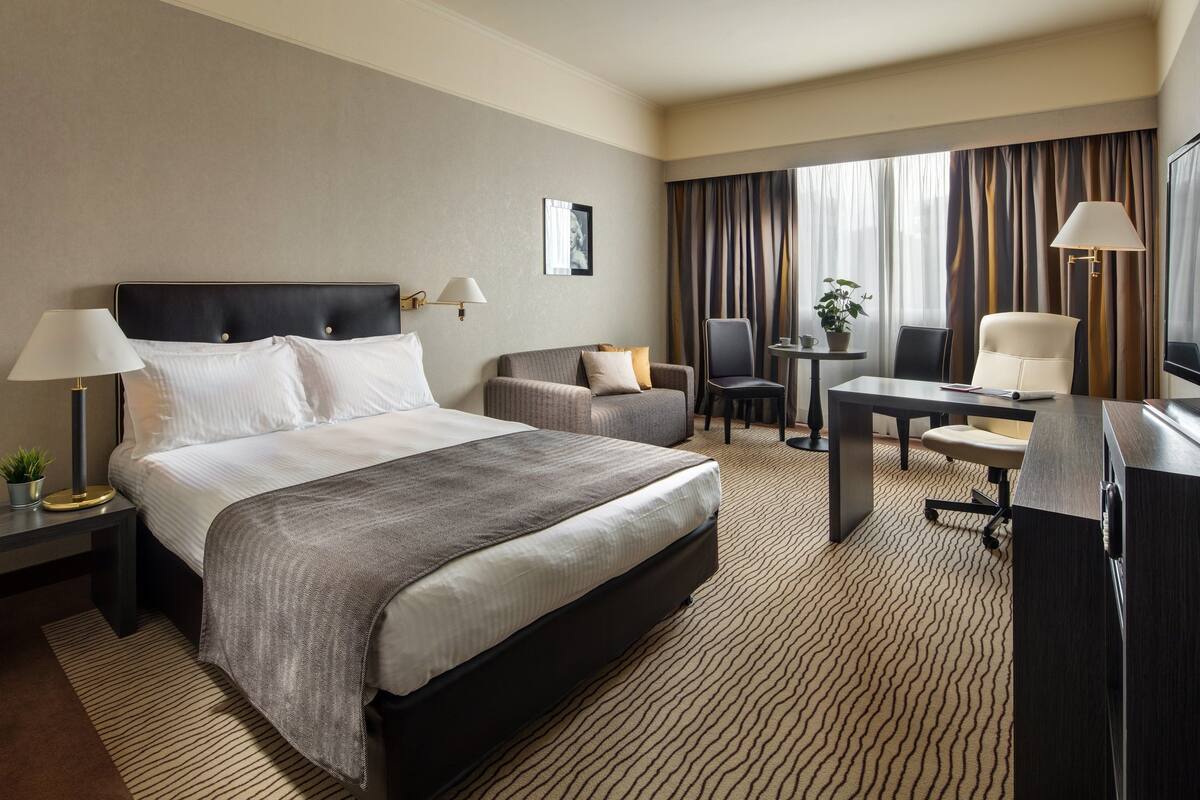 Premium Room, 1 Queen Bed | Hypo-allergenic bedding available, minibar, desk, laptop workspace