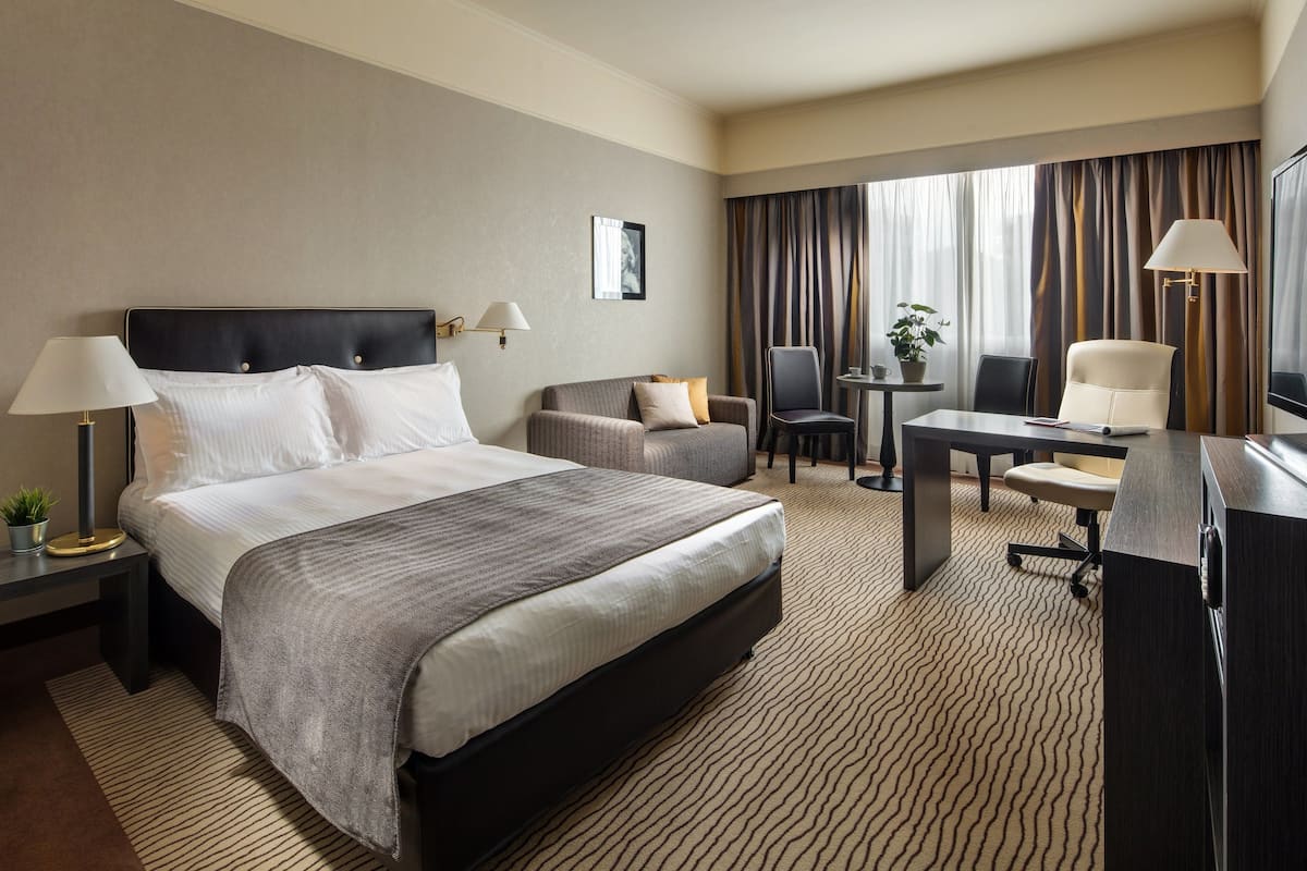 Premium Room, 1 Queen Bed | Hypo-allergenic bedding, minibar, desk, laptop workspace