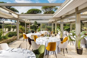 Frühstück, Mittagessen, Abendessen, Blick auf den Pool 