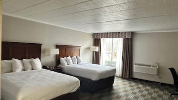 Suíte, várias camas, para não fumantes | 1 quarto, escrivaninha, espaço de trabalho para notebook