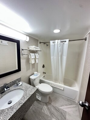 Combined shower/tub, rainfall showerhead, free toiletries, hair dryer