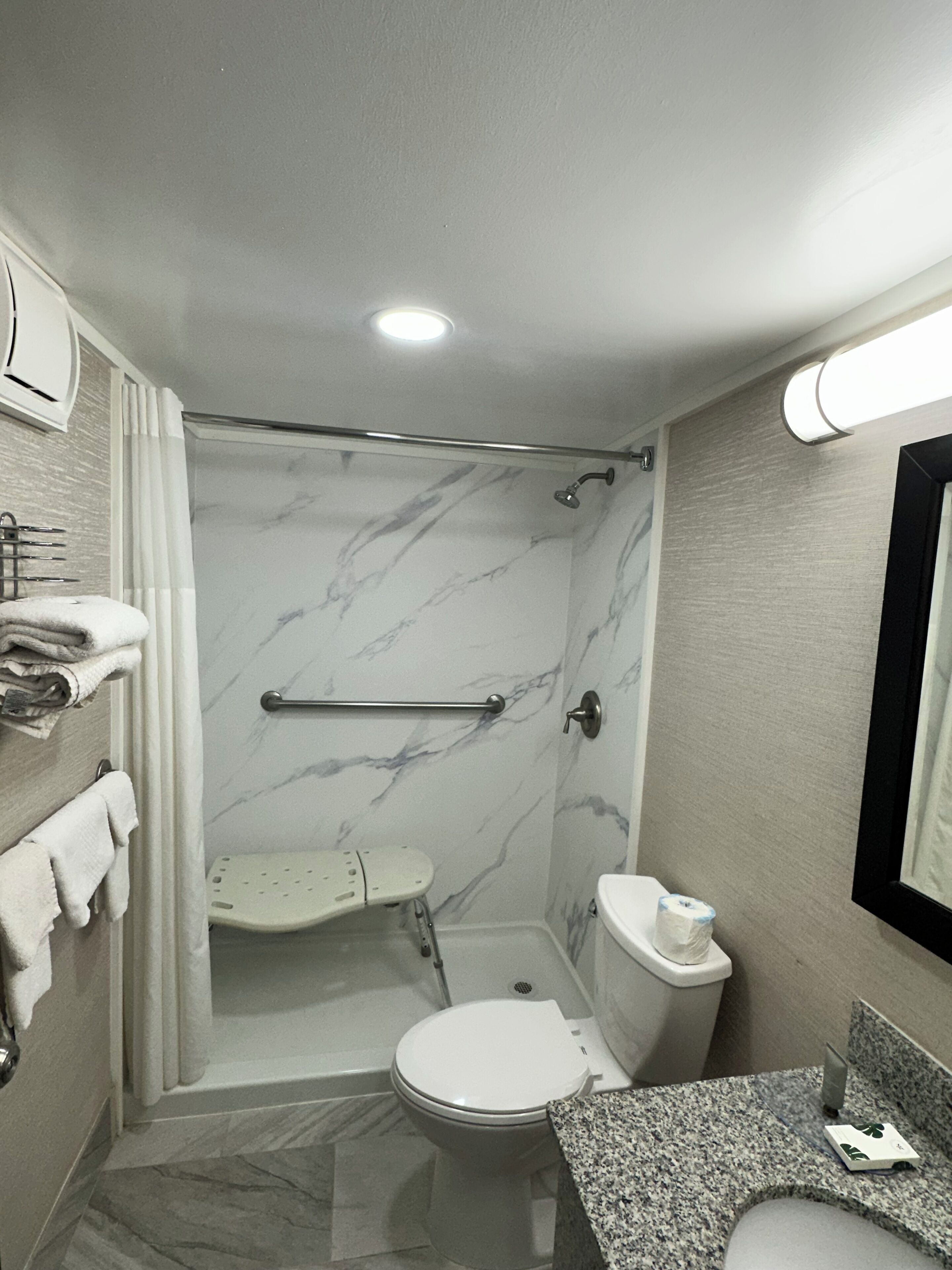 Un baño con ducha, inodoro y lavamanos.