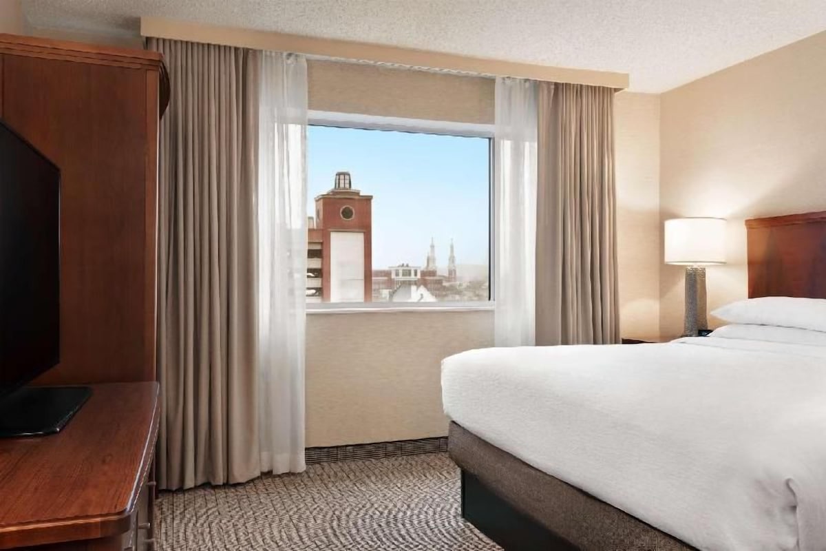 1 bedroom, premium bedding, pillowtop beds, in-room safe