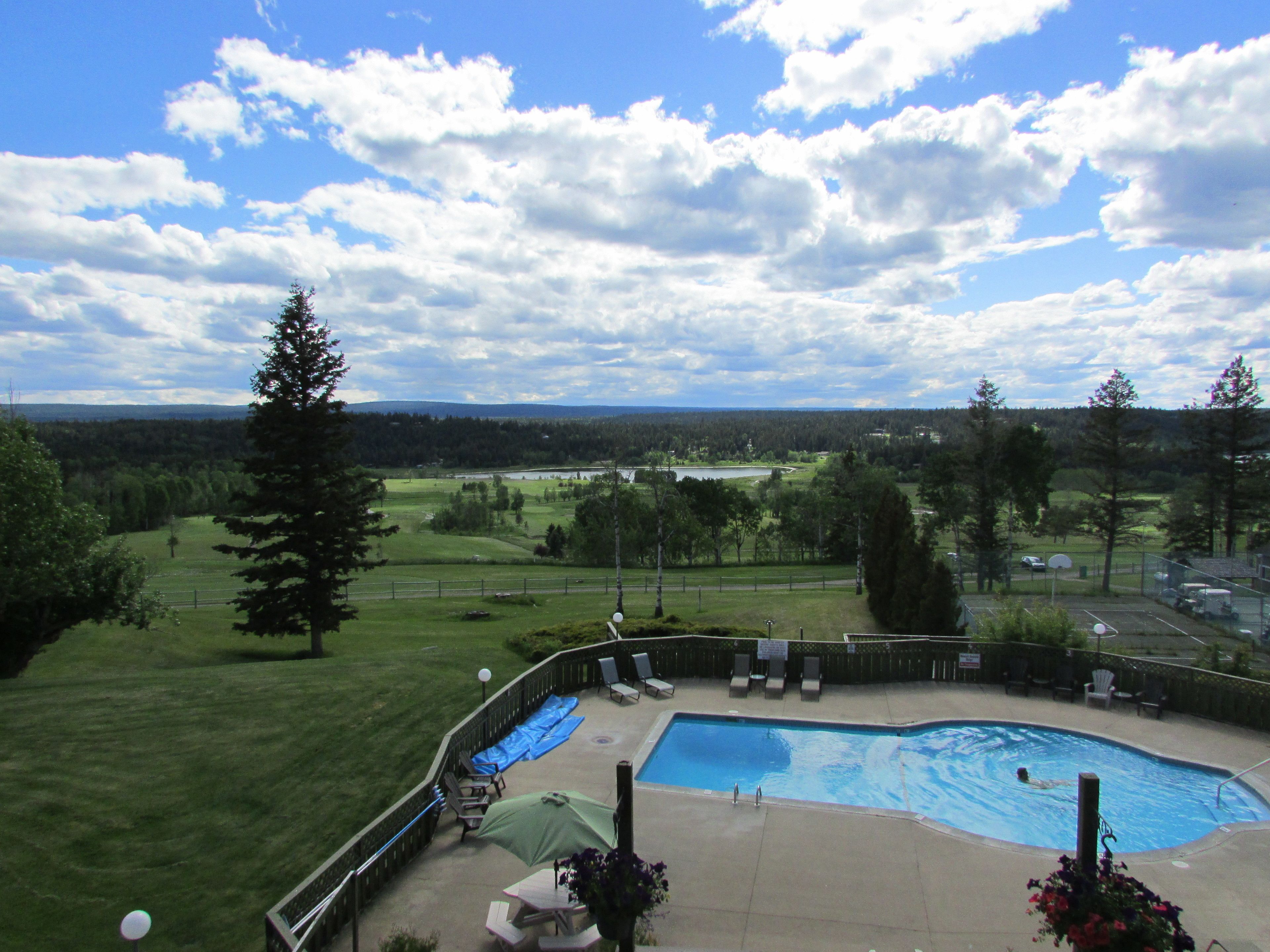 Außenpool (je nach Saison geöffnet), Liegestühle