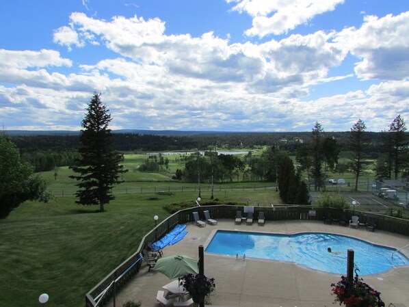 Alberca al aire libre por temporada y camastros 