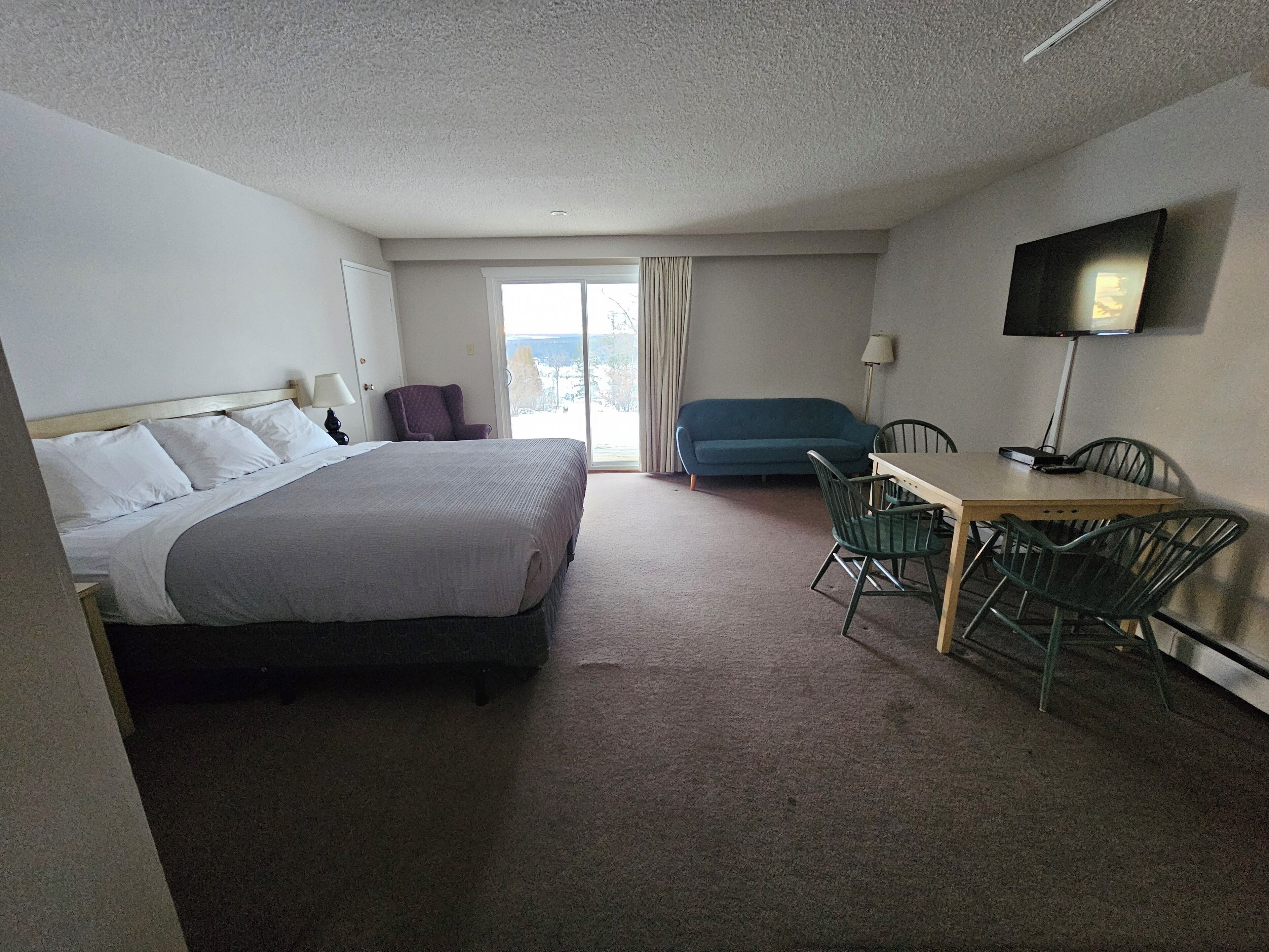 Deluxe King Room with Kitchenette | Iron/ironing board, free WiFi, bed sheets