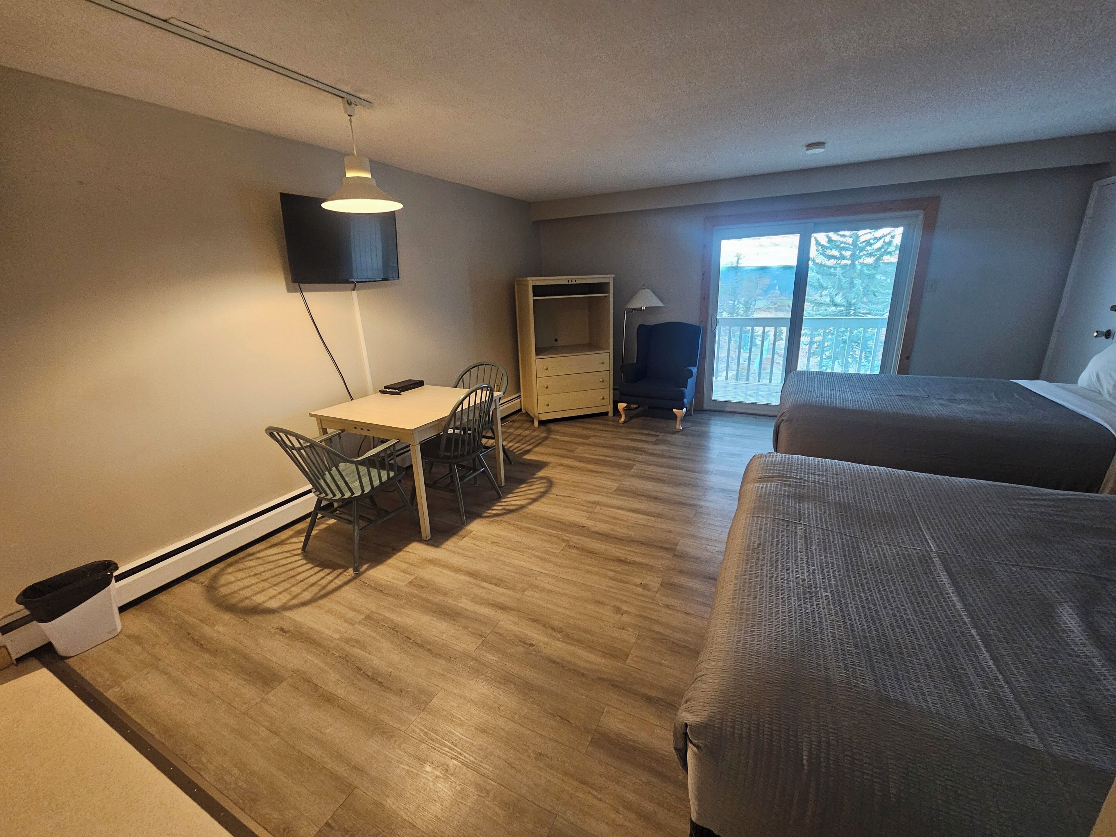 Deluxe Double Room, Kitchenette | Iron/ironing board, free WiFi, bed sheets